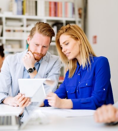 business-people-in-office-5HLCX4S-1